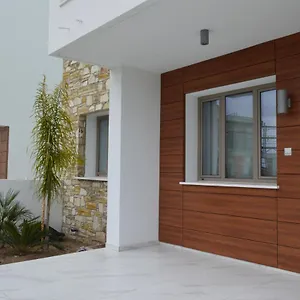 https://palm-tree-villas-livadhia.protaras-cy-hotels.com